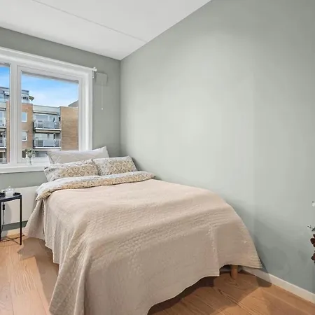 Modern 3 Bedroom - 4 Minute Walk From Metro - Floor Baclony View Apartment *