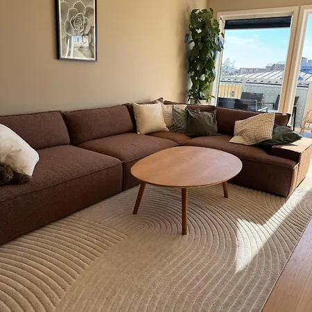 Modern 3 Bedroom - 4 Minute Walk From Metro - Floor Baclony View *