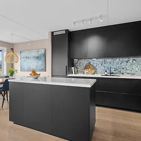 Modern 3 Bedroom - 4 Minute Walk From Metro - Floor Baclony View Leilighet *