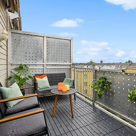 Modern 3 Bedroom - 4 Minute Walk From Metro - Floor Baclony View Leilighet