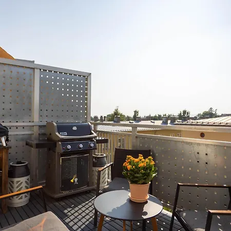 Modern 3 Bedroom - 4 Minute Walk From Metro - Floor Baclony View *