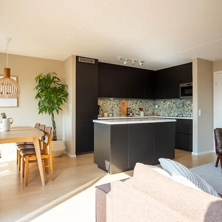 Modern 3 Bedroom - 4 Minute Walk From Metro - Floor Baclony View Leilighet *
