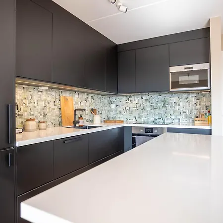 Modern 3 Bedroom - 4 Minute Walk From Metro - Floor Baclony View Leilighet
