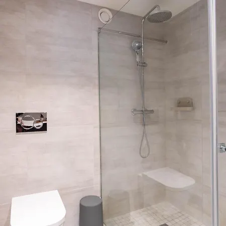 Modern 3 Bedroom - 4 Minute Walk From Metro - Floor Baclony View *