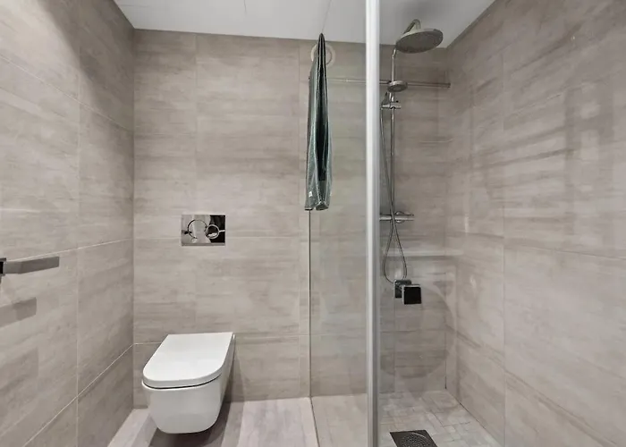 Apartment Modern 3 Bedroom - 4 Minute Walk From Metro - Floor Baclony View