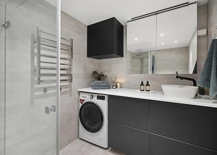 Modern 3 Bedroom - 4 Minute Walk From Metro - Floor Baclony View *