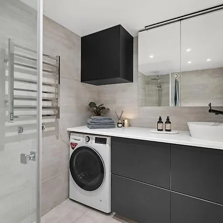 Modern 3 Bedroom - 4 Minute Walk From Metro - Floor Baclony View *