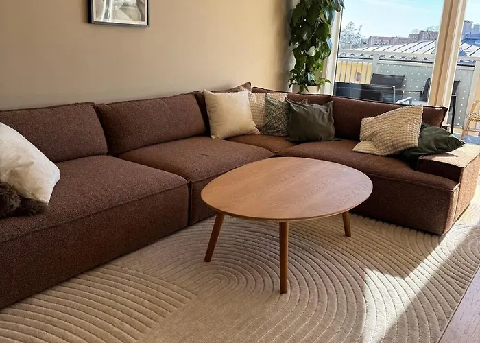 Modern 3 Bedroom - 4 Minute Walk From Metro - Floor Baclony View *